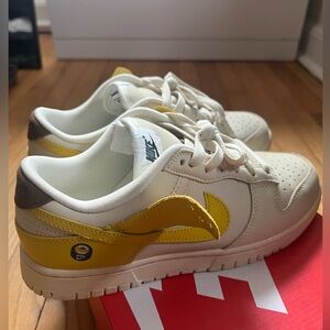 W. Nike dunk low lx size. 8 
Coconut milk/vivid sulfur